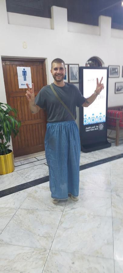 Hostel The Venue Aladdin Kuwait City Eksteriør billede